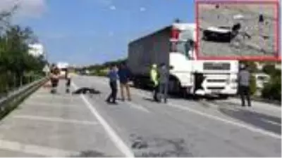 Korkunç kaza! Tırın çarptığı yaya yaklaşık 60 metre sürüklendi, hayatını kaybetti Korkunç kaza! Tırın çarptığı yaya yaklaşık 60 metre sürüklendi, hayatını kaybetti