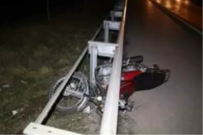 Motosikletten savrulan sürücü ağır yaralandı Motosikletten savrulan sürücü ağır yaralandı