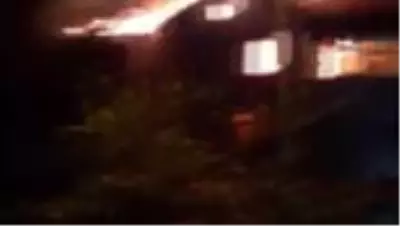 Son dakika haber: Muhtarın evi alevlere teslim oldu Son dakika haber: Muhtarın evi alevlere teslim oldu