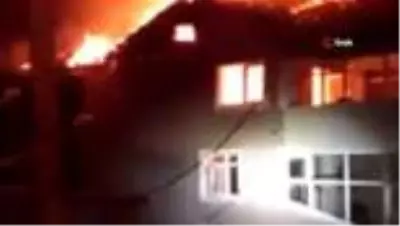 Son dakika haber: Muhtarın evi alevlere teslim oldu Son dakika haber: Muhtarın evi alevlere teslim oldu