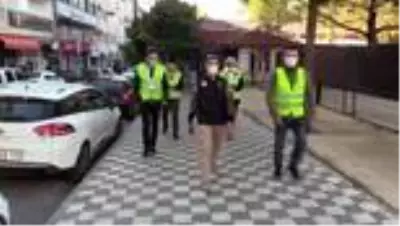 Önce izolasyona uyup uymadıkları denetlendi ardından ihtiyaçları soruldu Önce izolasyona uyup uymadıkları denetlendi ardından ihtiyaçları soruldu
