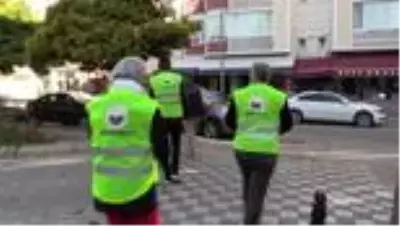 Önce izolasyona uyup uymadıkları denetlendi ardından ihtiyaçları soruldu Önce izolasyona uyup uymadıkları denetlendi ardından ihtiyaçları soruldu