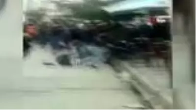 Ortalık bir anda savaş alanına döndü...Sopalı, bıçaklı, sandalyeli kavga kamerada: 5 yaralı Ortalık bir anda savaş alanına döndü...Sopalı, bıçaklı, sandalyeli kavga kamerada: 5 yaralı