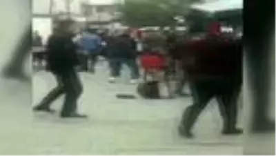 Ortalık bir anda savaş alanına döndü...Sopalı, bıçaklı, sandalyeli kavga kamerada: 5 yaralı Ortalık bir anda savaş alanına döndü...Sopalı, bıçaklı, sandalyeli kavga kamerada: 5 yaralı