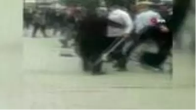 Ortalık bir anda savaş alanına döndü...Sopalı, bıçaklı, sandalyeli kavga kamerada: 5 yaralı Ortalık bir anda savaş alanına döndü...Sopalı, bıçaklı, sandalyeli kavga kamerada: 5 yaralı
