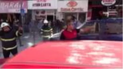 Park halindeyken alev aldı, esnaf ve itfaiye tarafından söndürüldü Park halindeyken alev aldı, esnaf ve itfaiye tarafından söndürüldü