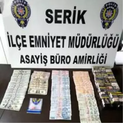 Son dakika haber! Sahte dolarlarla marketçileri dolandırdılar Son dakika haber! Sahte dolarlarla marketçileri dolandırdılar