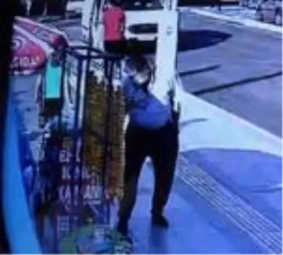 Seyyar kimlik kaplayan esnafın bozuk paralarının içinde bulunduğu kutuyu böyle çaldı Seyyar kimlik kaplayan esnafın bozuk paralarının içinde bulunduğu kutuyu böyle çaldı