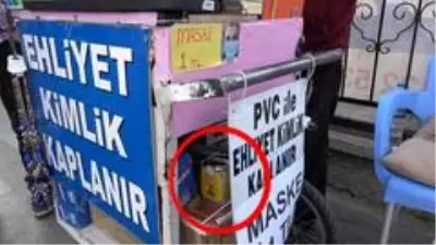 Seyyar kimlik kaplayan esnafın bozuk paralarının içinde bulunduğu kutuyu böyle çaldı Seyyar kimlik kaplayan esnafın bozuk paralarının içinde bulunduğu kutuyu böyle çaldı