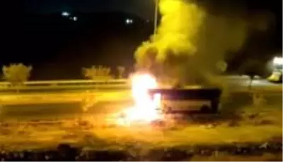 Şanlıurfa'da içerisinde işçilerin olduğu servis otobüsü alev aldı Şanlıurfa'da içerisinde işçilerin olduğu servis otobüsü alev aldı