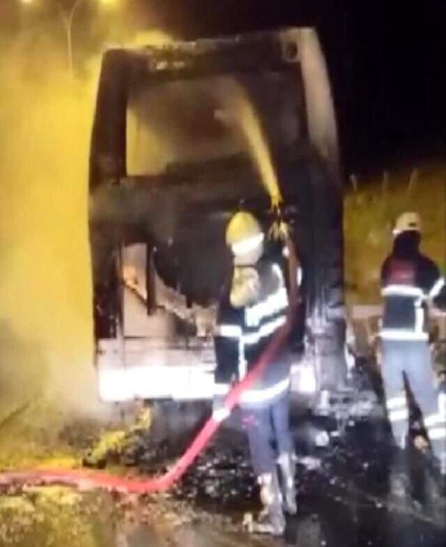 Şanlıurfa'da servis otobüsünde yangın çıktı! 15 kişi son anda kurtuldu Şanlıurfa'da servis otobüsünde yangın çıktı! 15 kişi son anda kurtuldu