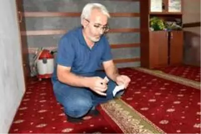 Şarj edilen telefon için camiye bırakılan not müezzini duygulandırdı Şarj edilen telefon için camiye bırakılan not müezzini duygulandırdı