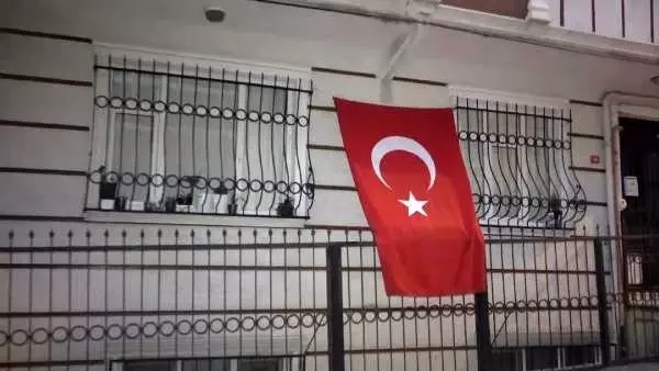 Son Dakika | Şehit Esma Çevik'in babaevine asılan bayrağı yer atan kadın kamerada Son Dakika | Şehit Esma Çevik'in babaevine asılan bayrağı yer atan kadın kamerada