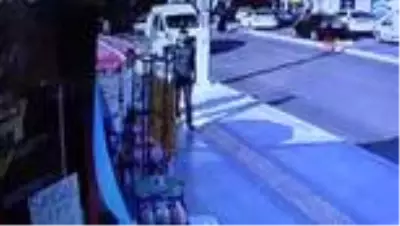 Seyyar kimlik kaplayan esnafın bozuk paralarının içinde bulunduğu kutuyu böyle çaldı Seyyar kimlik kaplayan esnafın bozuk paralarının içinde bulunduğu kutuyu böyle çaldı