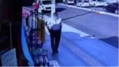 Seyyar kimlik kaplayan esnafın bozuk paralarının içinde bulunduğu kutuyu böyle çaldı Seyyar kimlik kaplayan esnafın bozuk paralarının içinde bulunduğu kutuyu böyle çaldı