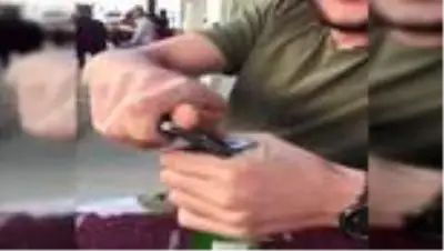 Soda şişesinin kapağını açmak istedi, telefonunu parçaladı Soda şişesinin kapağını açmak istedi, telefonunu parçaladı