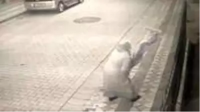 Şehit Esma Çevik'in babaevine asılan bayrağa saldıran kadın kameralara yakalandı Şehit Esma Çevik'in babaevine asılan bayrağa saldıran kadın kameralara yakalandı