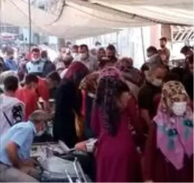 Sosyal mesafeye uymayan vatandaşlara polis müdahale etti Sosyal mesafeye uymayan vatandaşlara polis müdahale etti