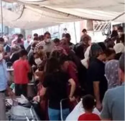 Sosyal mesafeye uymayan vatandaşlara polis müdahale etti Sosyal mesafeye uymayan vatandaşlara polis müdahale etti