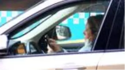 Trafikte telefon tutkusu...3 ayda 75 bin sürücüye ceza kesildi ancak manzara aynı... Trafikte telefon tutkusu...3 ayda 75 bin sürücüye ceza kesildi ancak manzara aynı...