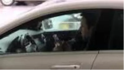 Trafikte telefon tutkusu...3 ayda 75 bin sürücüye ceza kesildi ancak manzara aynı... Trafikte telefon tutkusu...3 ayda 75 bin sürücüye ceza kesildi ancak manzara aynı...
