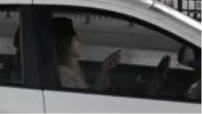 Trafikte telefon tutkusu...3 ayda 75 bin sürücüye ceza kesildi ancak manzara aynı... Trafikte telefon tutkusu...3 ayda 75 bin sürücüye ceza kesildi ancak manzara aynı...