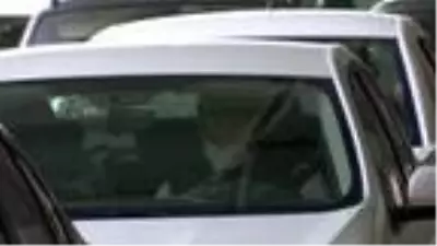 Trafikte telefon tutkusu...3 ayda 75 bin sürücüye ceza kesildi ancak manzara aynı... Trafikte telefon tutkusu...3 ayda 75 bin sürücüye ceza kesildi ancak manzara aynı...