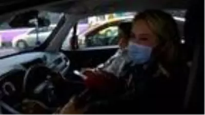Trafikte telefon tutkusu...3 ayda 75 bin sürücüye ceza kesildi ancak manzara aynı... Trafikte telefon tutkusu...3 ayda 75 bin sürücüye ceza kesildi ancak manzara aynı...