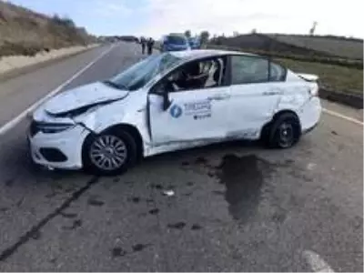 Traktörle çarpışan otomobil takla attı: 1 yaralı Traktörle çarpışan otomobil takla attı: 1 yaralı
