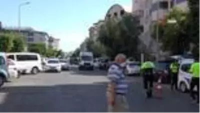 Turistin feci ölümü...Hafriyat kamyonunun altında kalan yabancı uyruklu kadın feci şekilde can verdi Turistin feci ölümü...Hafriyat kamyonunun altında kalan yabancı uyruklu kadın feci şekilde can verdi