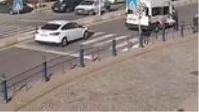 Tuzla'da yürek ısıtan görüntü...Minibüs şoförü, karşıya geçmek isteyen yaşlı çift için yolu kapattı Tuzla'da yürek ısıtan görüntü...Minibüs şoförü, karşıya geçmek isteyen yaşlı çift için yolu kapattı
