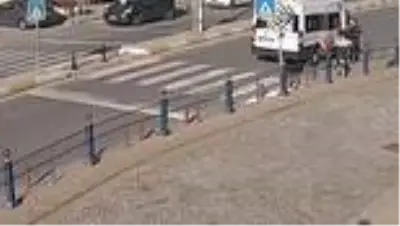 Tuzla'da yürek ısıtan görüntü...Minibüs şoförü, karşıya geçmek isteyen yaşlı çift için yolu kapattı Tuzla'da yürek ısıtan görüntü...Minibüs şoförü, karşıya geçmek isteyen yaşlı çift için yolu kapattı