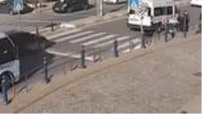 Tuzla'da yürek ısıtan görüntü...Minibüs şoförü, karşıya geçmek isteyen yaşlı çift için yolu kapattı Tuzla'da yürek ısıtan görüntü...Minibüs şoförü, karşıya geçmek isteyen yaşlı çift için yolu kapattı
