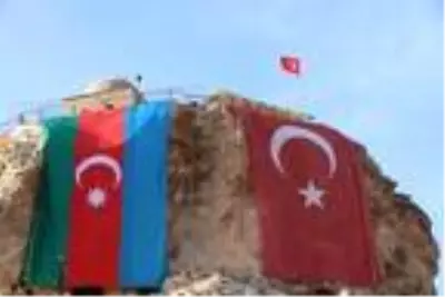 Ürgüp'teki Temenni Tepesi'ne, Azerbaycan bayrağı asıldı Ürgüp'teki Temenni Tepesi'ne, Azerbaycan bayrağı asıldı