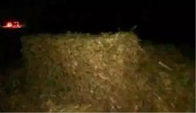 Yola düşen saman balyaları faciaya neden oluyordu Yola düşen saman balyaları faciaya neden oluyordu