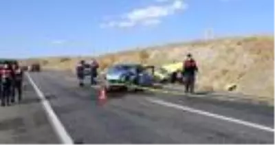 Yozgat'ta otomobil ile taksi çarpıştı: 2 ölü, 1 yaralı Yozgat'ta otomobil ile taksi çarpıştı: 2 ölü, 1 yaralı