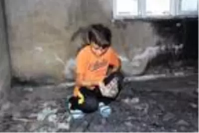 8 yıl önce yanan odayı dava bitmediği için kilitli tutmak zorunda kalan aile, senelerdir aynı kabusu yaşıyor