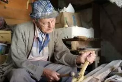 80 yaşındaki Hasan Dede'ye 'poşet delik' diye saldırdı 80 yaşındaki Hasan Dede'ye 'poşet delik' diye saldırdı