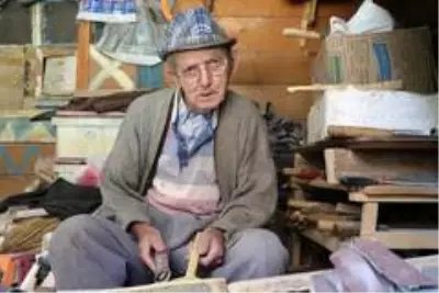 80 yaşındaki Hasan Dede'ye 'poşet delik' diye saldırdı 80 yaşındaki Hasan Dede'ye 'poşet delik' diye saldırdı