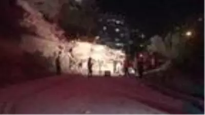 9 katlı boş bina, toprak kaymasında yıkıldı 9 katlı boş bina, toprak kaymasında yıkıldı