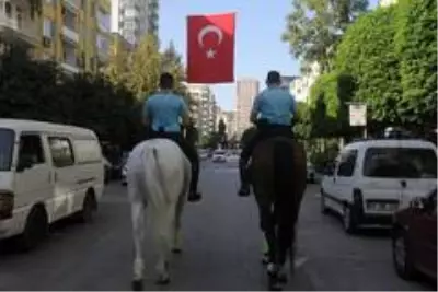 Son dakika haberleri: Adana'da atlı birlikler Türk Bayrağı'na selam vererek göreve başladı Son dakika haberleri: Adana'da atlı birlikler Türk Bayrağı'na selam vererek göreve başladı