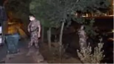 Adana'da sokağa ses bombası atan şüpheli yakalandı Adana'da sokağa ses bombası atan şüpheli yakalandı