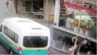 Sinsice adım adım takip ettiler, yaşlı adamın 25 bin lirasını çaldılar Sinsice adım adım takip ettiler, yaşlı adamın 25 bin lirasını çaldılar