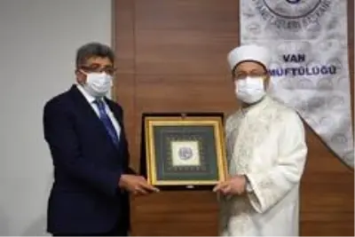 Ali Erbaş: 'İyiliğin de huzurun da teminatı olmamız gerekiyor' Ali Erbaş: 'İyiliğin de huzurun da teminatı olmamız gerekiyor'