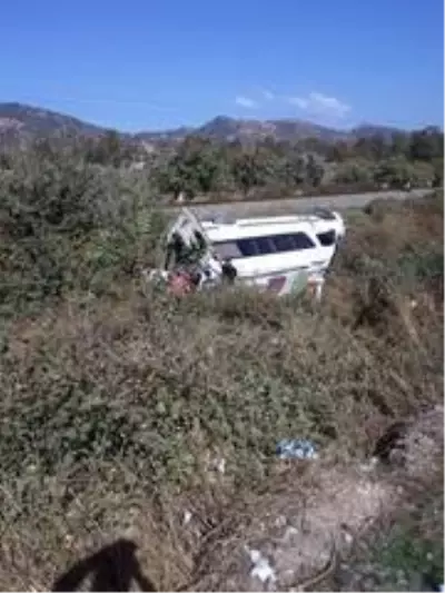 Aydın'da yolcu minibüsü devrildi: 6 yaralı Aydın'da yolcu minibüsü devrildi: 6 yaralı