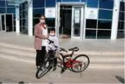 Son dakika haberleri: Bakan Kasapoğlu, Utku'ya ezilen bisikletinin yerine yenisini hediye etti Son dakika haberleri: Bakan Kasapoğlu, Utku'ya ezilen bisikletinin yerine yenisini hediye etti
