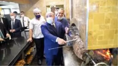 Bakan Varank cağ kebabı kesti Bakan Varank cağ kebabı kesti