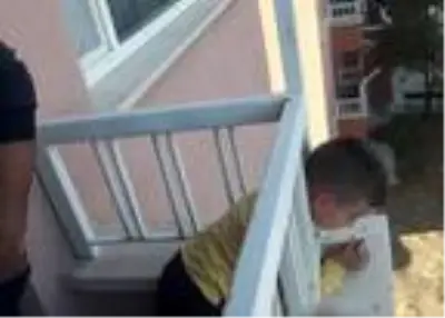Başı, balkon demirine sıkışan çocuğu itfaiye kurtardı Başı, balkon demirine sıkışan çocuğu itfaiye kurtardı