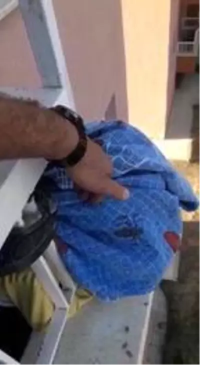 Başı, balkon demirine sıkışan çocuğu itfaiye kurtardı Başı, balkon demirine sıkışan çocuğu itfaiye kurtardı