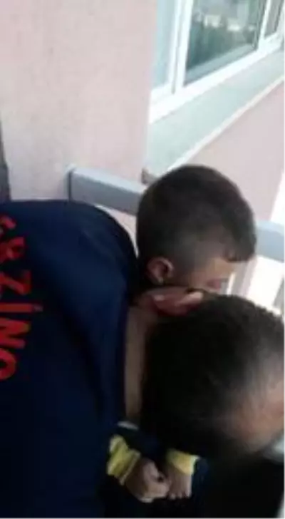 Başı, balkon demirine sıkışan çocuğu itfaiye kurtardı Başı, balkon demirine sıkışan çocuğu itfaiye kurtardı
